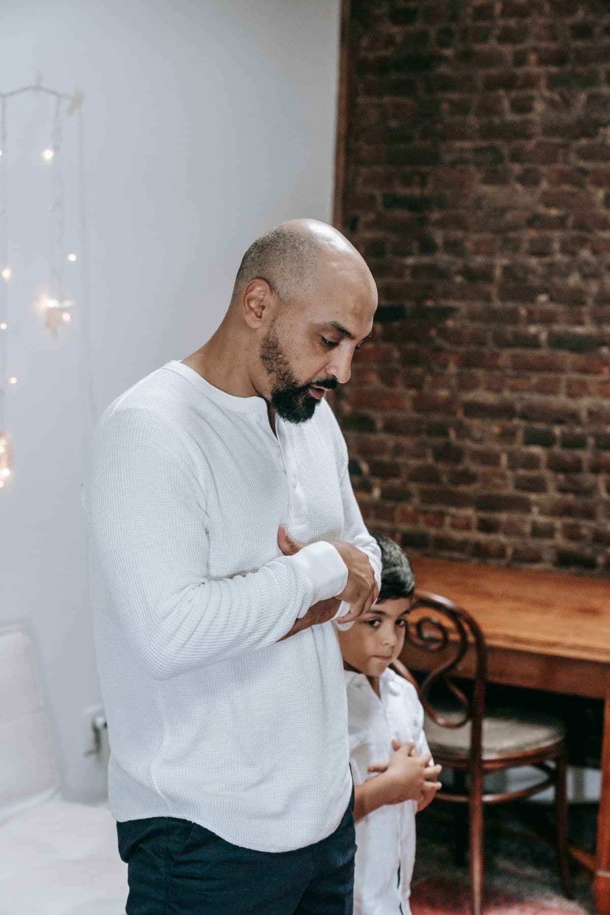 أب يعلّم طفله الصلاة