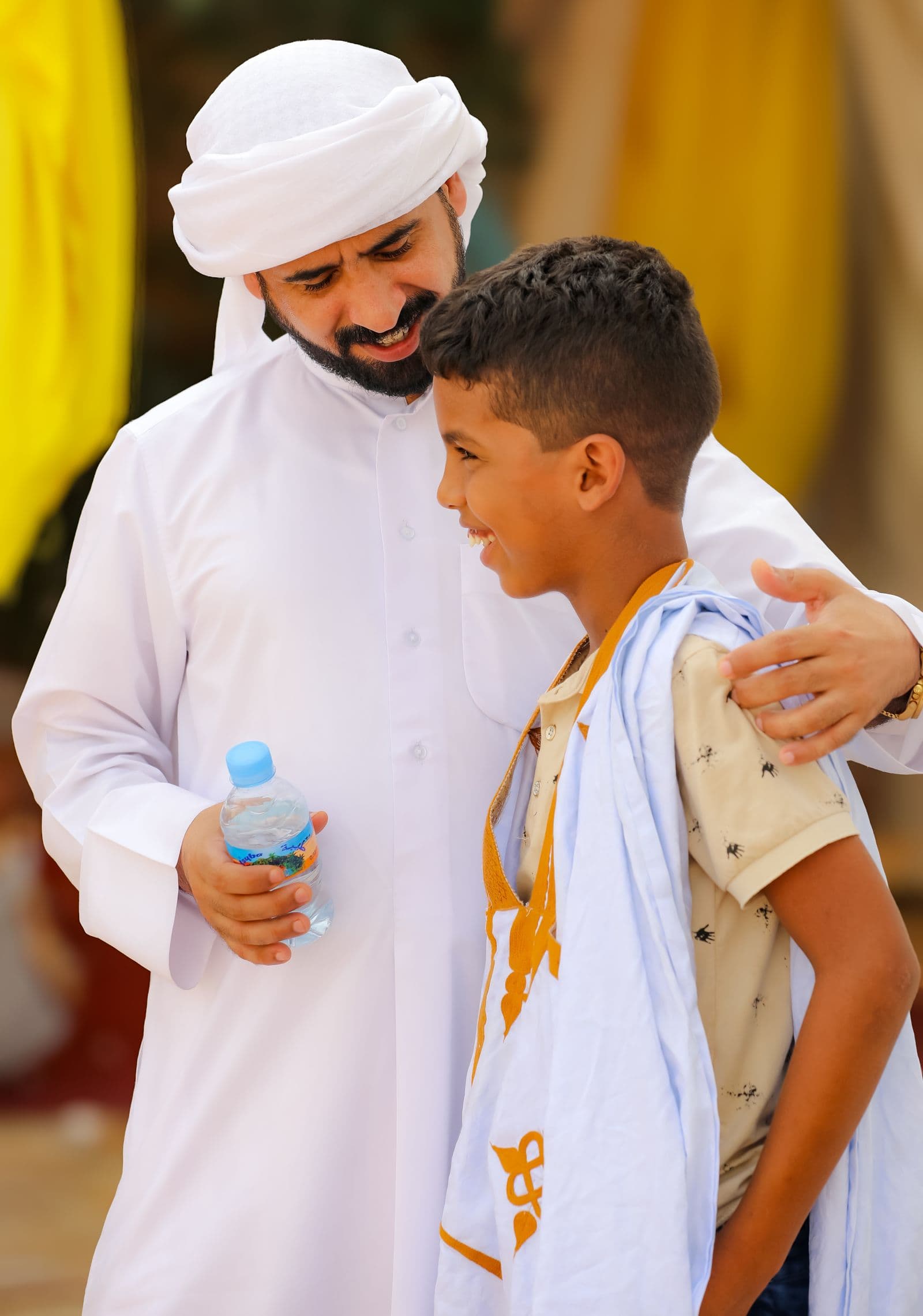 مربٍّ يرافق فتى ويوجّهه